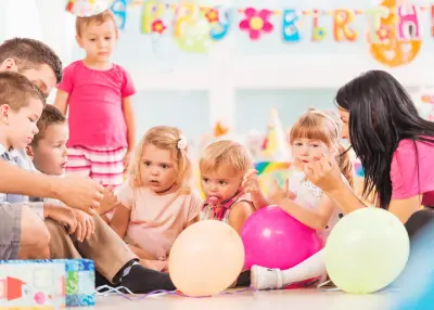 Wynajem sali z przestrzenią zabawową – jak wybrać odpowiednią salę dla dzieci?